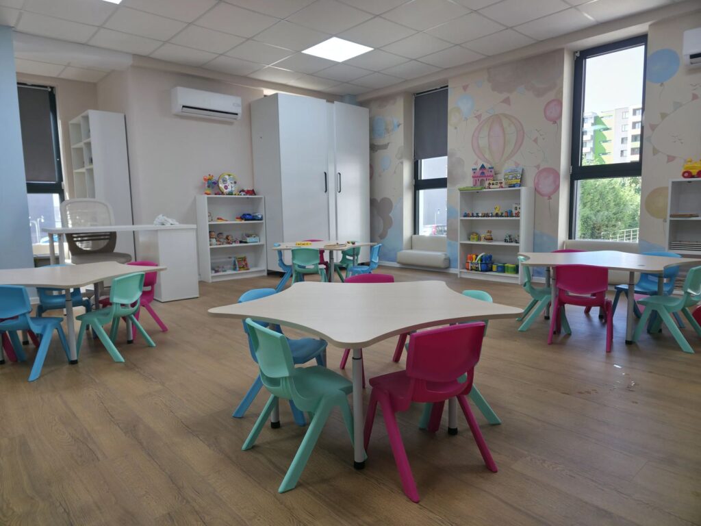 Sala de joacă cu baloane pictate — Norișori